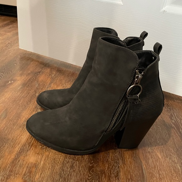 Daisy Fuentes black ankle bootie - Picture 1 of 2